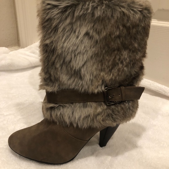 Taupe Faux Fur Boot. Great condition. 7 1/2 M - Picture 2 of 3